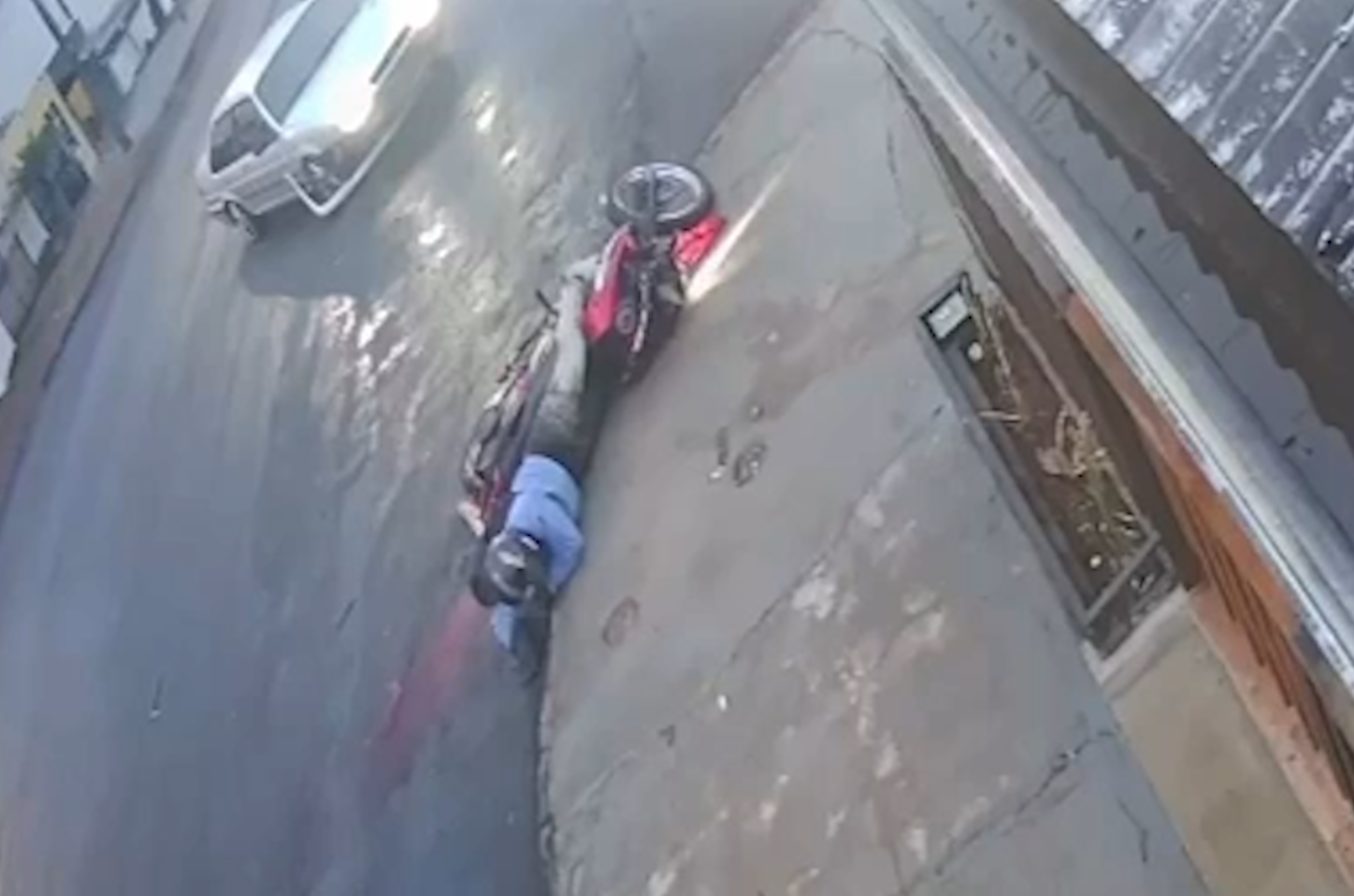 Nova imagem registra motociclista sendo arremessado ao asfalto após colisão em ultrapassagem Nova imagem registra motociclista sendo arremessado ao asfalto após colisão em ultrapassagem
