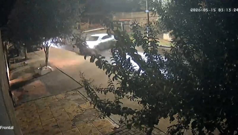 Câmera flagra carro desgovernado destruindo ponto de ônibus no Bairro Morumbi