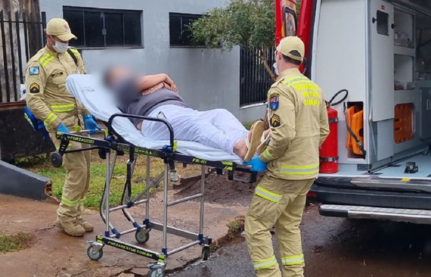 Mulher escorrega na escada e bate costela contra degrau no Bairro Floresta