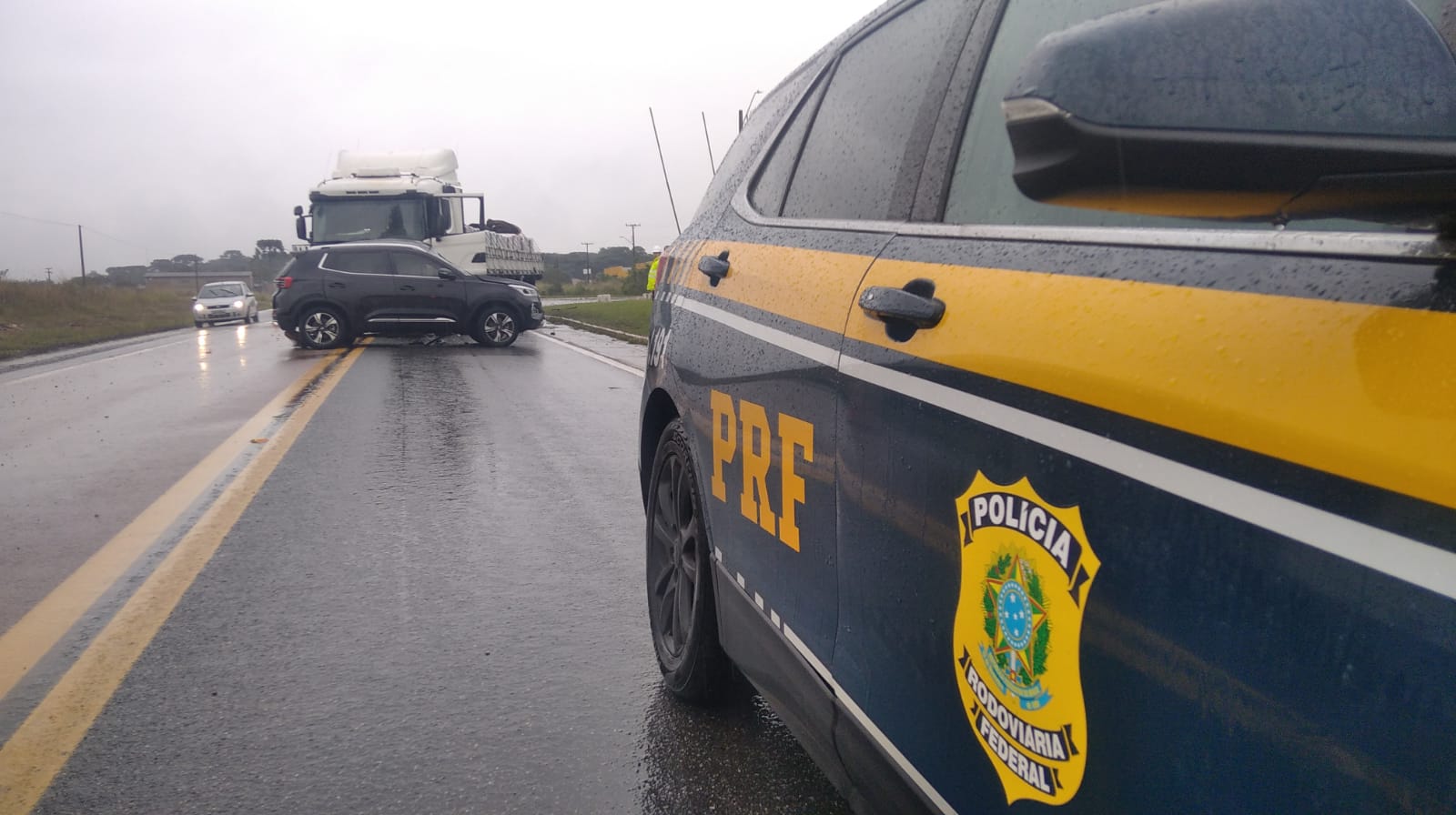 Homem fica ferido em acidente entre carro e caminhão na BR-476 Homem fica ferido em acidente entre carro e caminhão na BR-476