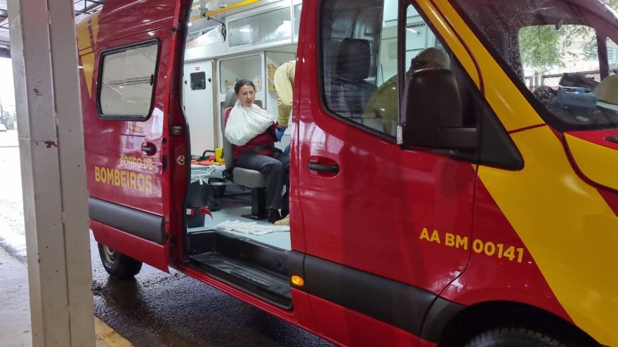 Mulher tem contusão no rosto e suspeita de fratura no braço após acidente no Terminal Sul