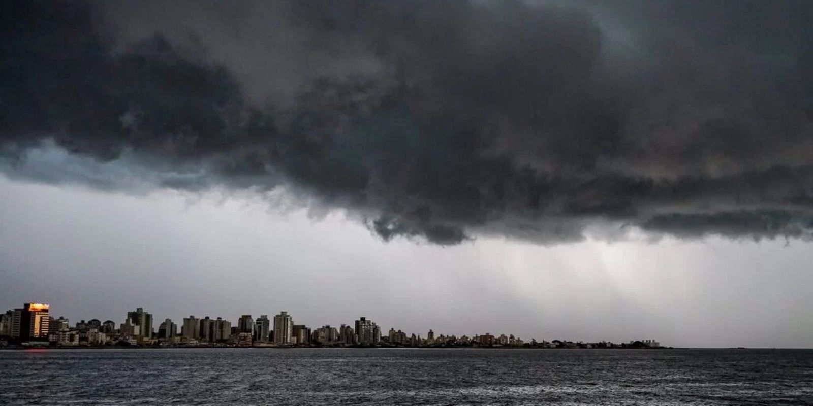 Ciclone deve provocar temporais e rajadas de vento em Santa Catarina Ciclone deve provocar temporais e rajadas de vento em Santa Catarina
