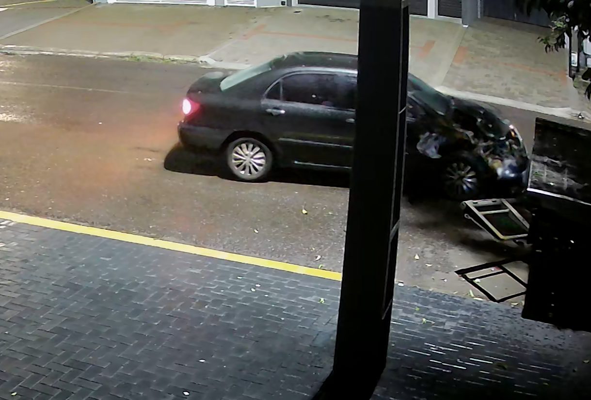 Imagem referente a Vídeo mostra carro atingindo traseira de guincho no Alto Alegre