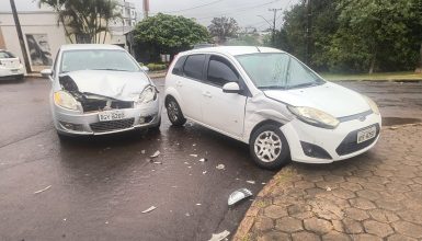 Imagem referente a Dois carros se envolvem em colisão no Bairro Neva; Transitar é acionada