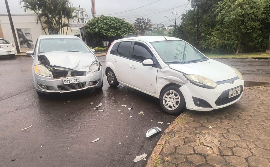 Dois carros se envolvem em colisão no Bairro Neva; Transitar é acionada