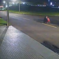 Imagem referente a Homem é flagrado por câmeras empurrando motocicleta furtada em Cascavel