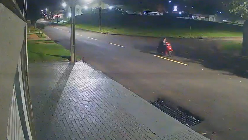 Homem é flagrado por câmeras empurrando motocicleta furtada em Cascavel