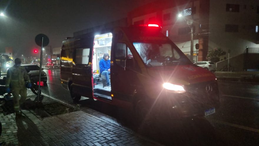Motoboy fica ferido após colisão entre carro e motocicleta na Av. Carlos Gomes