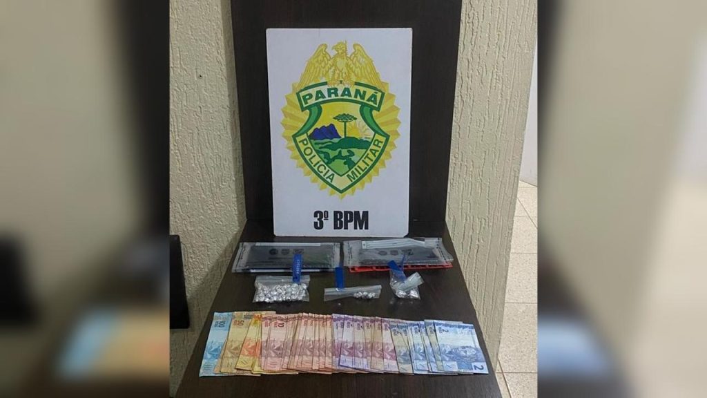Denúncias levam PM a ponto de tráfico e resultam em apreensão de crack e dinheiro