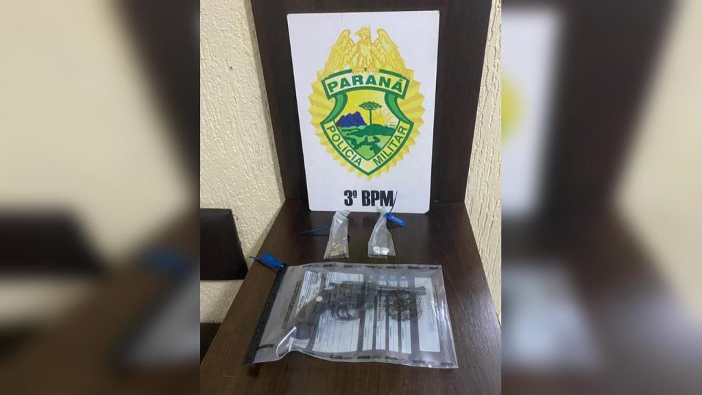 Cão farejador ajuda PM a localizar revólver escondido em carro durante abordagem