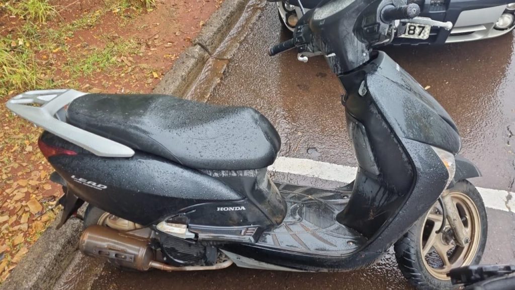 Suspeitos abandonam motoneta furtada e acabam presos no Alto Alegre