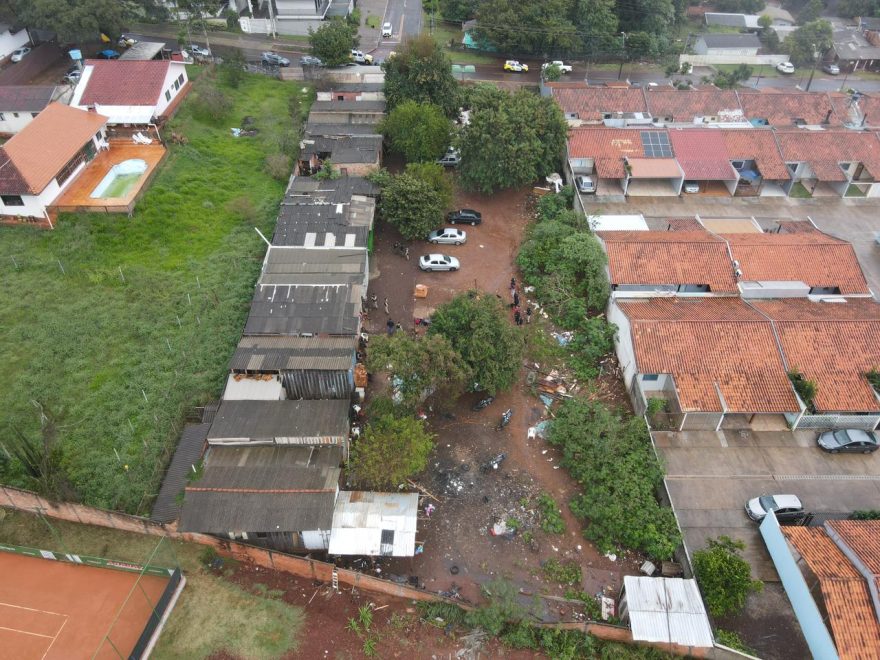 Veja imagens da PM “estourando” ponto de tráfico em Cascavel
