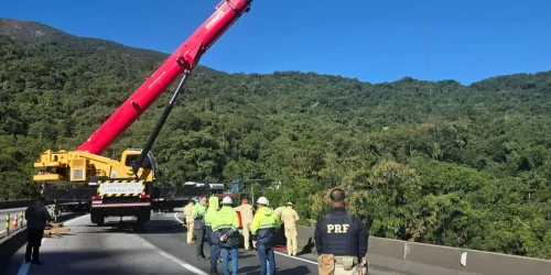 Polícia alerta para bloqueio na BR-277 neste sábado para retirada de caminhão Imagem referente a Polícia alerta para bloqueio na BR-277 neste sábado para retirada de caminhão