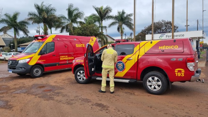Criança de sete anos fica ferida após carro bater contra caminhão na Ferroeste