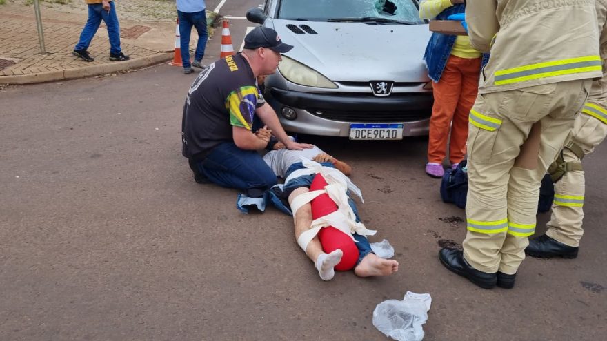 Motociclista tem grave lesão na perna após colisão no Santa Cruz