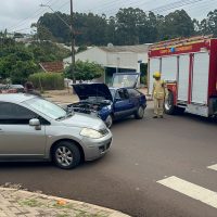 Imagem referente a Gol 'relíquia' fica com frente destruída após colisão com Tiida