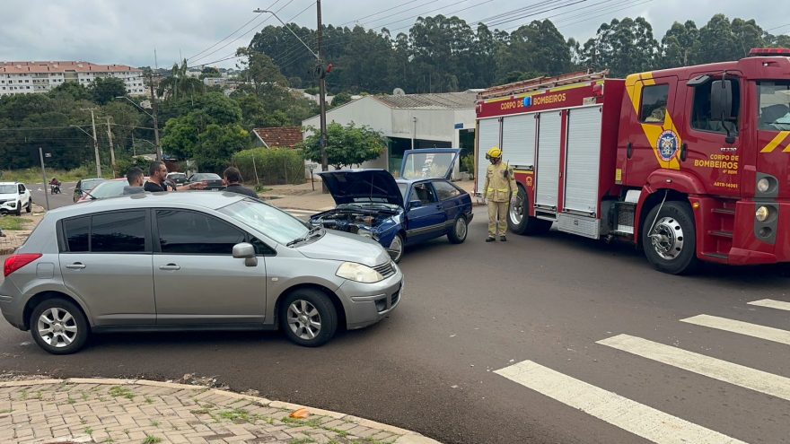Gol ‘relíquia’ fica com frente destruída após colisão com Tiida