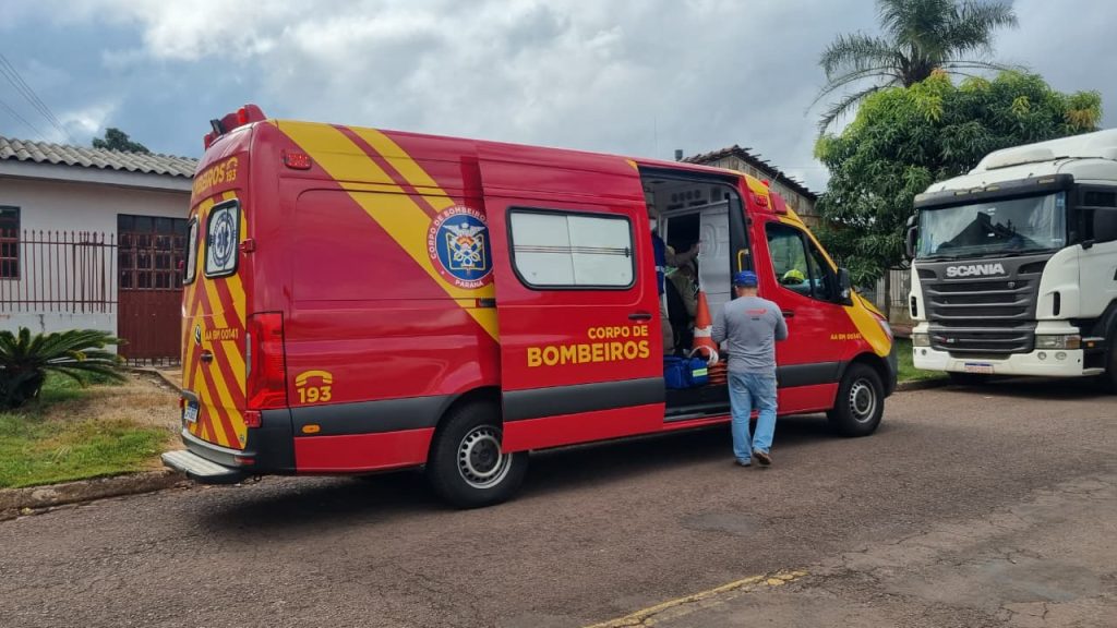 Homem de 43 anos sofre corte no joelho com motosserra no Cascavel Velho Homem de 43 anos sofre corte no joelho com motosserra no Cascavel Velho