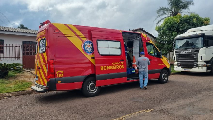 Homem de 43 anos sofre corte no joelho com motosserra no Cascavel Velho