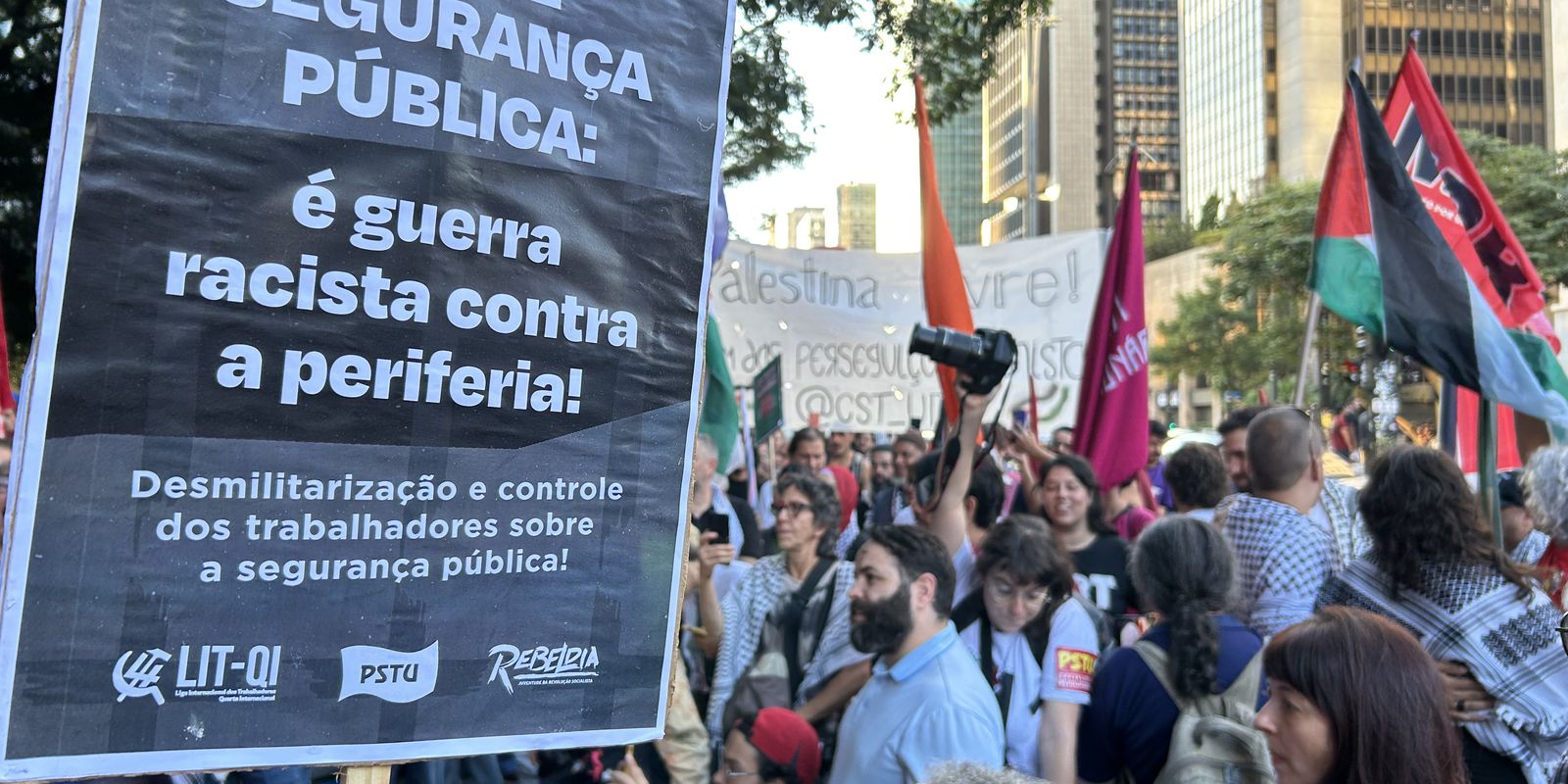 Cordão da Mentira faz ato na Paulista para lembrar Crimes de Maio Cordão da Mentira faz ato na Paulista para lembrar Crimes de Maio