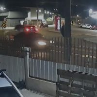 Câmera flagra acidente entre Ford Ka e Corolla no Bairro Universitário em Cascavel Imagem referente a Câmera flagra acidente entre Ford Ka e Corolla no Bairro Universitário em Cascavel