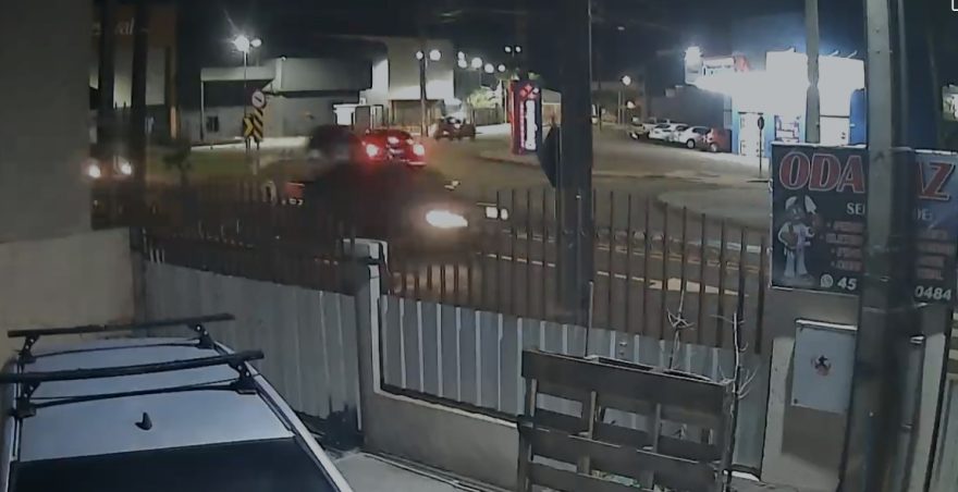 Câmera flagra acidente entre Ford Ka e Corolla no Bairro Universitário em Cascavel