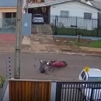 Jovem cai de moto ao tentar empinar moto em rua de Cascavel Imagem referente a Jovem cai de moto ao tentar empinar moto em rua de Cascavel