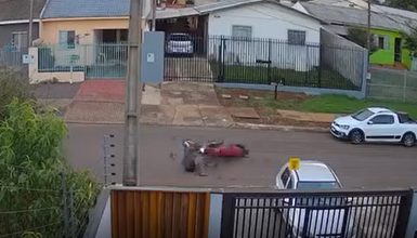 Imagem referente a Jovem cai de moto ao tentar empinar moto em rua de Cascavel