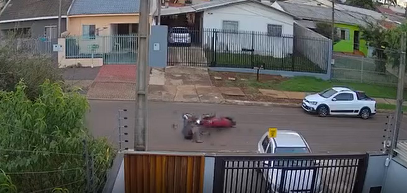 Jovem cai de moto ao tentar empinar moto em rua de Cascavel Imagem referente a Jovem cai de moto ao tentar empinar moto em rua de Cascavel