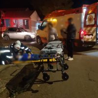 Mulher de 28 anos fica ferida após colisão entre moto e carro no Bairro Esmeralda Imagem referente a Mulher de 28 anos fica ferida após colisão entre moto e carro no Bairro Esmeralda