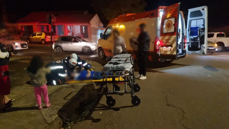 Mulher de 28 anos fica ferida após colisão entre moto e carro no Bairro Esmeralda