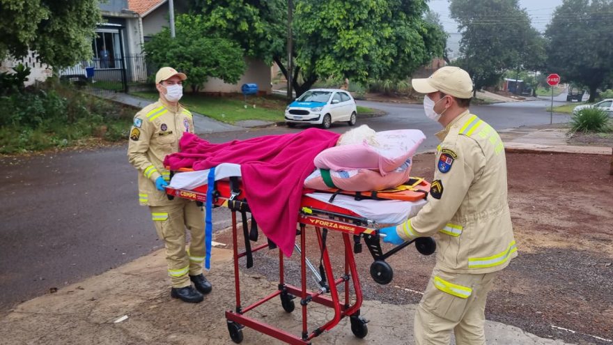 Idosa de 93 anos é socorrida ao sofrer queda em imóvel no Santos Dumont