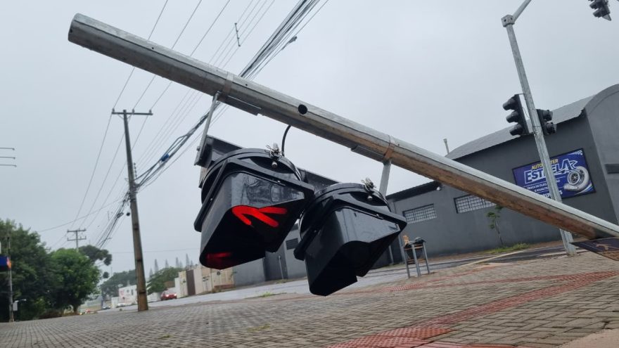 Semáforo é derrubado no Bairro Maria Luiza