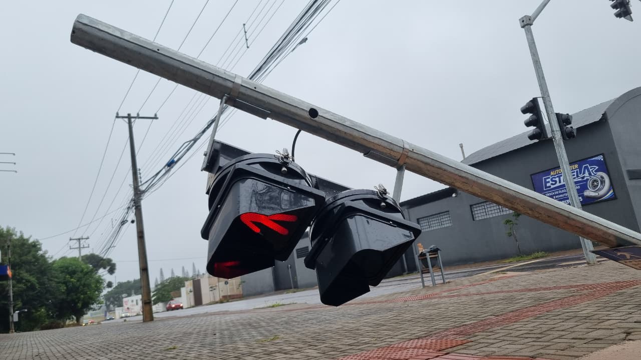 Semáforo é derrubado no Bairro Maria Luiza