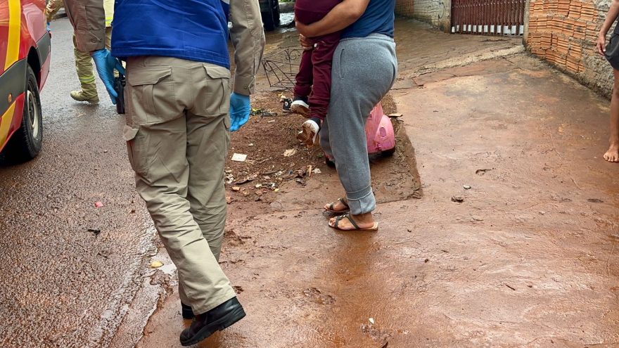 Criança fica grudada ao encostar em rede elétrica e mãe também sofre choque ao tentar salvar filha