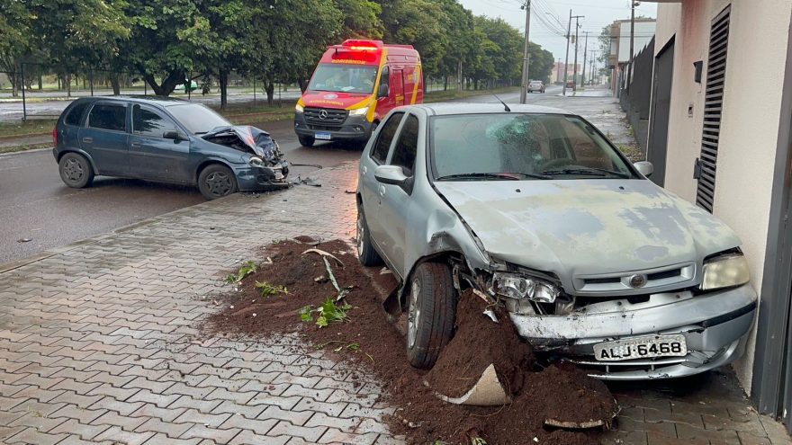 Carros batem de frente na Rua Universitária e Palio é jogado contra muro