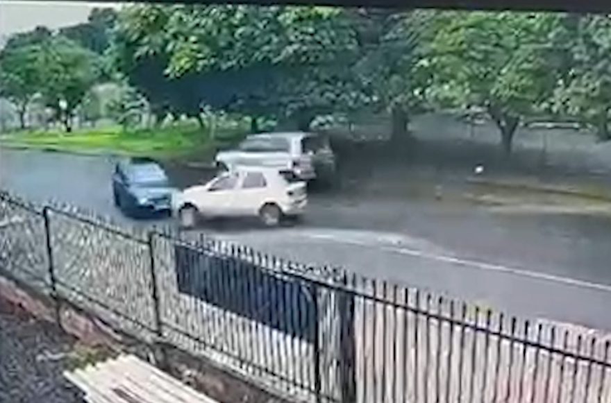 Vídeo mostra Palio batendo de frente com Corsa em tentativa de ultrapassagem