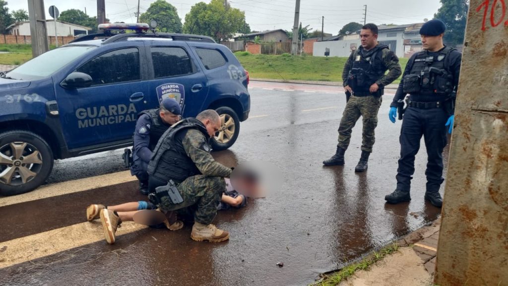 Homem é detido após ameaçar companheira e avançar contra agentes da Guarda Municipal em Cascavel