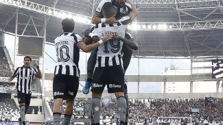 Botafogo vence Corinthians pelo Brasileirão com três de Arthur Cabral