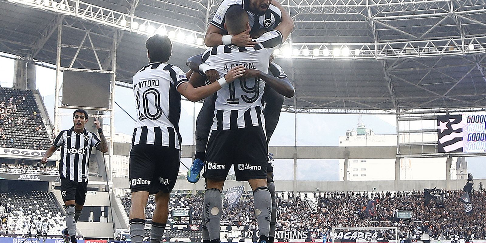 Botafogo vence Corinthians pelo Brasileirão com três de Arthur Cabral