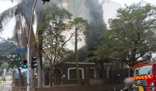 Incêndio destrói parte de casa no Centro de Curitiba, e moradores suspeitam de ação criminosa Imagem referente a Incêndio destrói parte de casa no Centro de Curitiba, e moradores suspeitam de ação criminosa