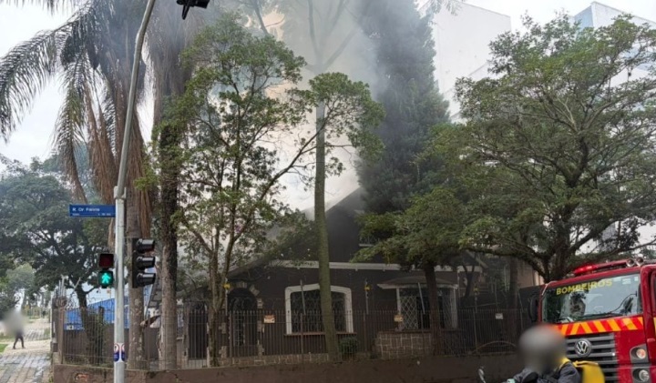 Incêndio destrói parte de casa no Centro de Curitiba, e moradores suspeitam de ação criminosa