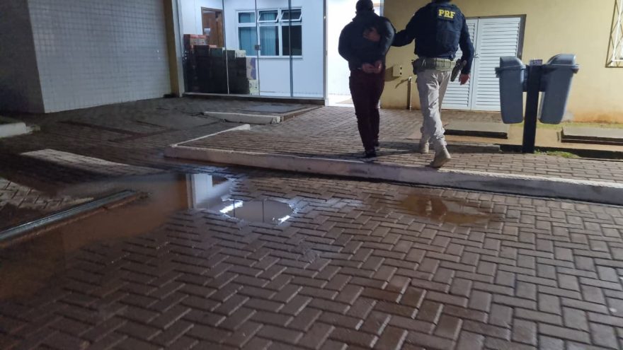 Jovem de 18 anos é preso com caminhonete furtada que seguia para Foz do Iguaçu