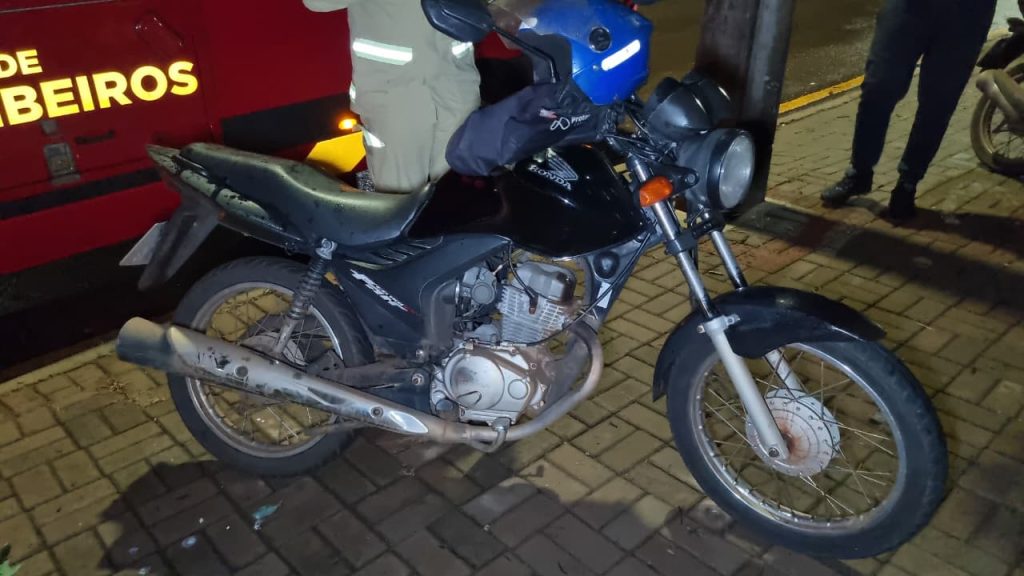 Motociclista é atendido pelo Siate após colisão com carro em Cascavel