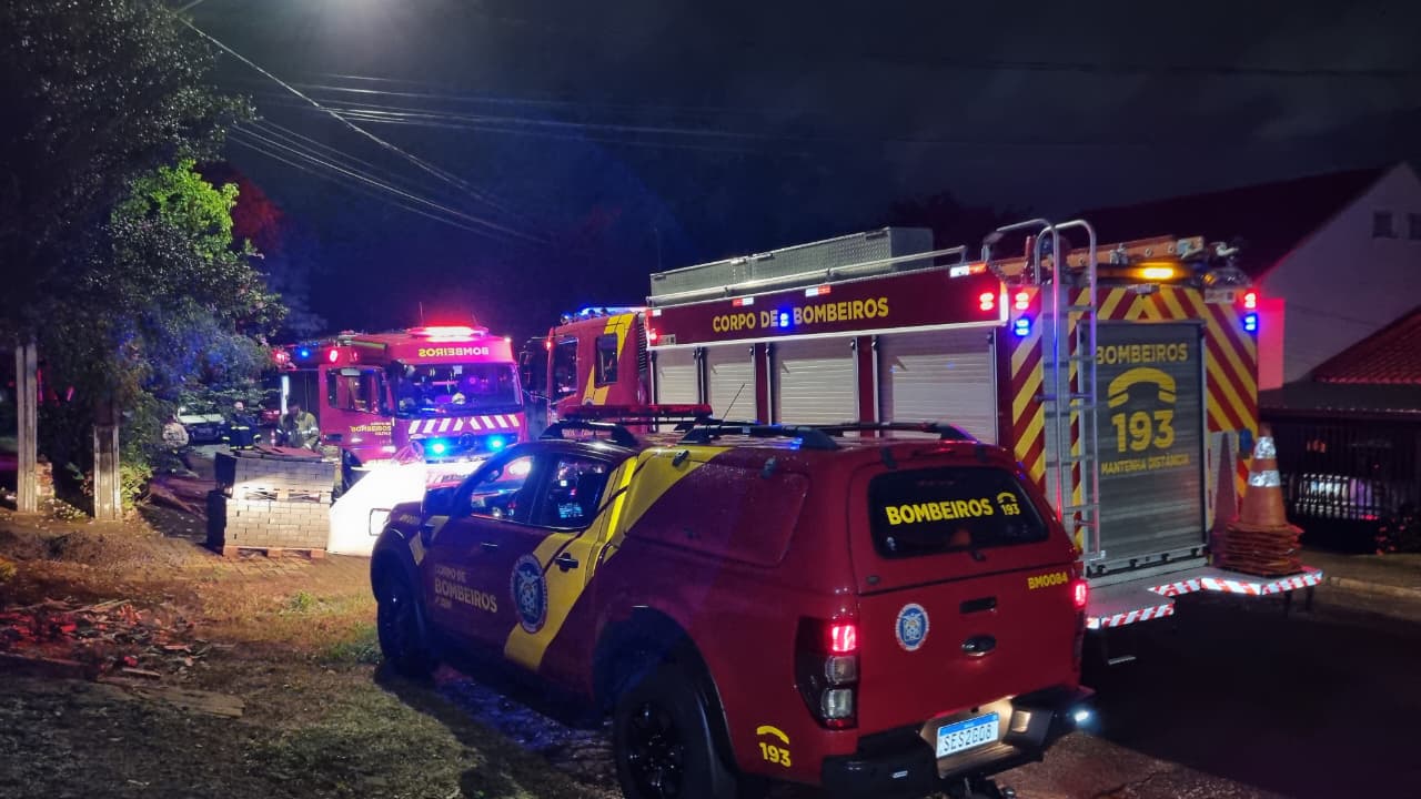 Imagem referente a Bombeiros são chamados para conter incêndio em residência no Bairro Neva em Cascavel