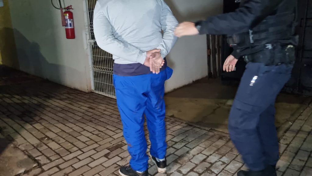 Homem é encaminhado à delegacia após ameaçar pessoas com simulacro de pistola
