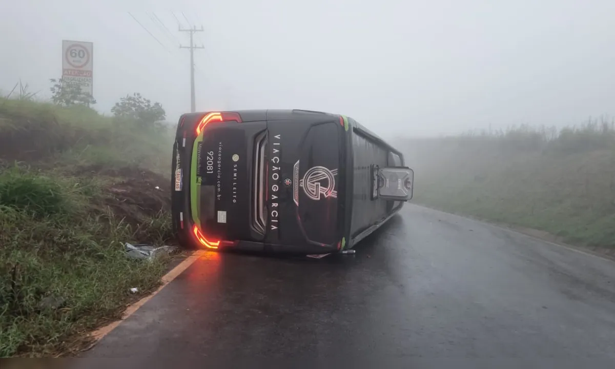 Ônibus tomba na PR-444 em Mandaguari e deixa três mulheres feridas