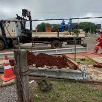 Imagem referente a Caminhão derruba poste após enroscar em fios no Bairro Floresta