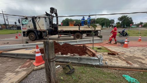 Caminhão derruba poste após enroscar em fios no Bairro Floresta Imagem referente a Caminhão derruba poste após enroscar em fios no Bairro Floresta