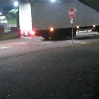 Imagem referente a Câmera capta momento que caminhão enrosca em fios e derruba Poste